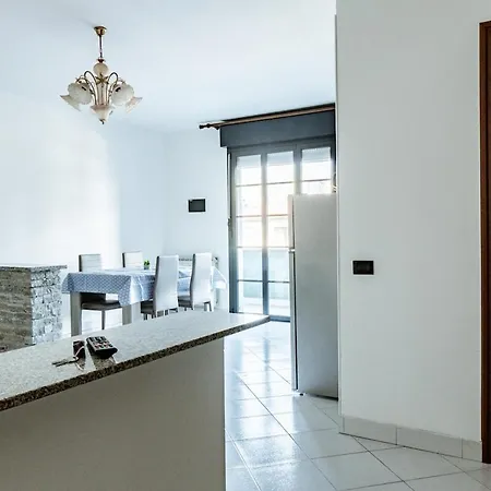 Light - 10 Min Malpensa Airport Apartment Somma Lombardo